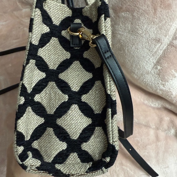 Elegant Black and Cream Patterned Women's Bag - Picture 4 of 7